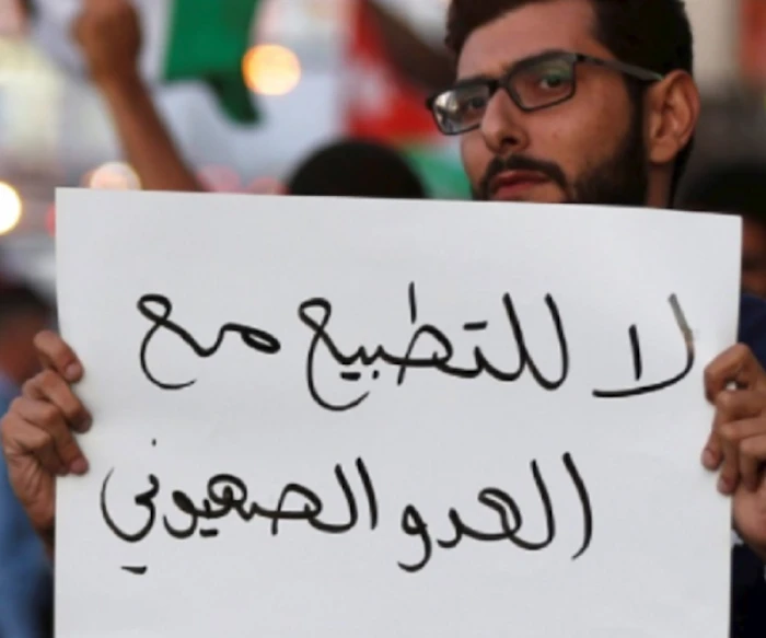 لقد نجحت ثقافة المقاومة في استقطاب الشباب العربي واعتناق ثقافتها لقد نجحت ثقافة المقاومة في استقطاب الشباب العربي واعتناق ثقافتها