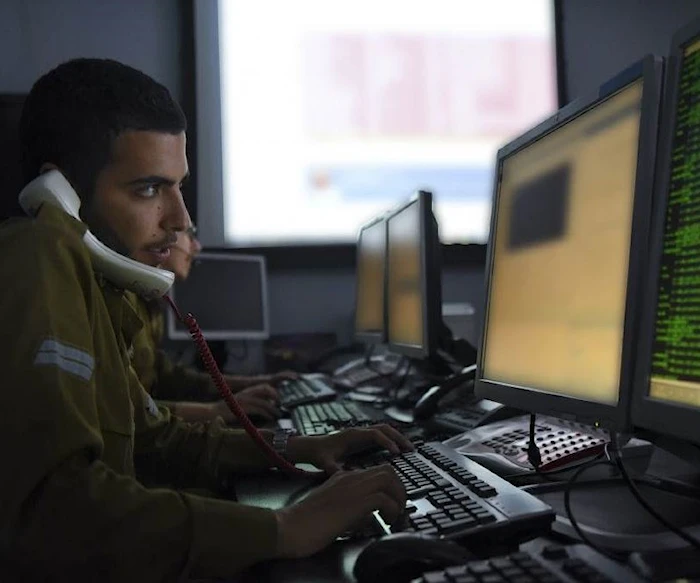 كيان العدو يستهدف الجمهور العربي عبر هذه الصفحات لأغراضٍ عدةٍ كيان العدو يستهدف الجمهور العربي عبر هذه الصفحات لأغراضٍ عدةٍ