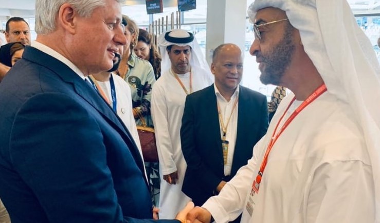 صورة تجمع رئيس الوزراء الكندي السابق ستيفن هاربر مع أمير إمارة أبوظبي محمد بن زايد خلال زيارة في كانون الأول 2019.