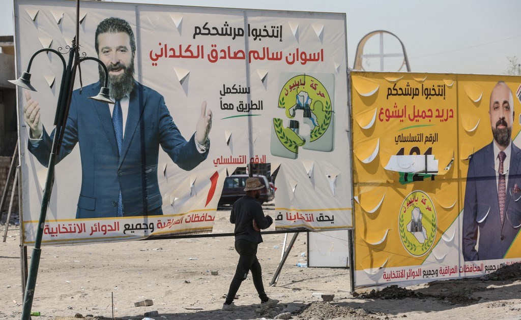 لوحة انتخابية تظهر المرشحين للانتخابات النيابية المقبلة في بغداد 29 أيلول /سبتمبر 2021 (أ ف ب).