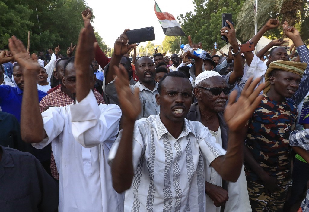 سودانيون يتظاهرون للمطالبة بحل الحكومة الانتقالية في الخرطوم 17 تشرين الأول / اكتوير 2012 (أ ف ب).