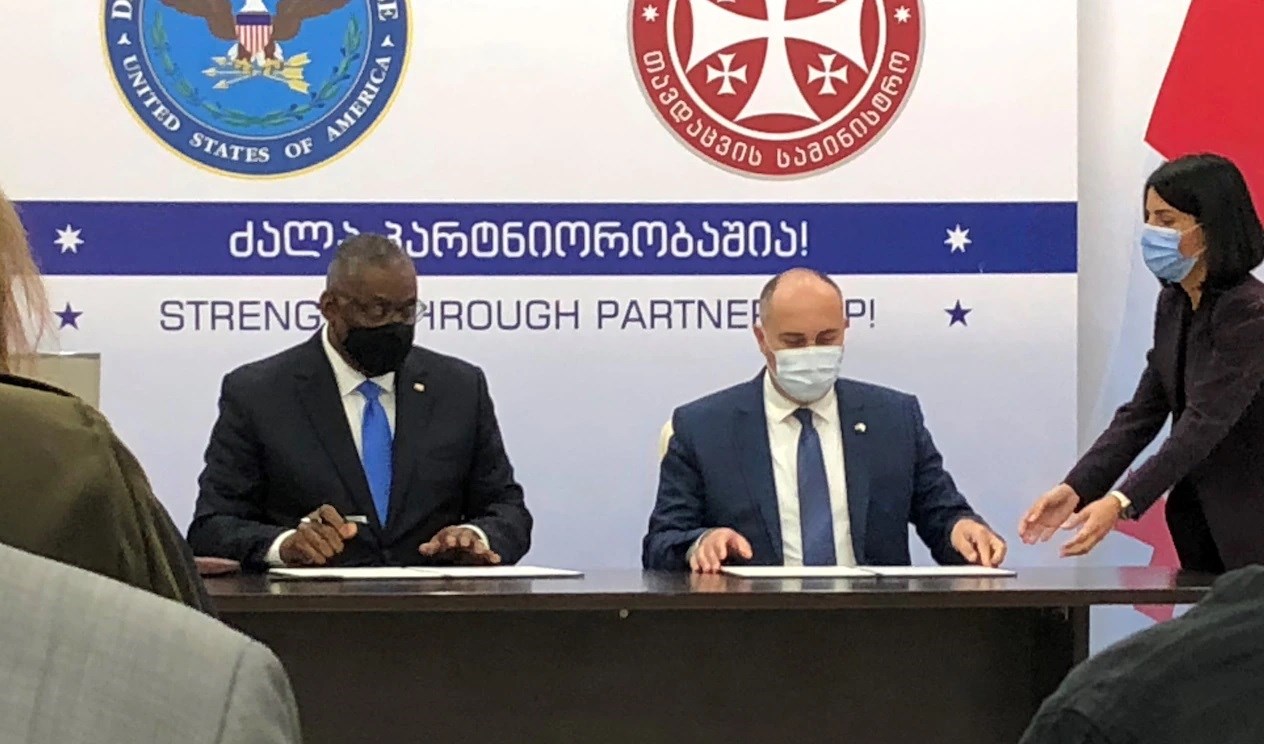 وزير الدفاع الجورجي جوانشر بورشولادزه ووزير الدفاع الأميركي لويد أوستن يوقعان مذكرة تفاهم التعاون العسكري.