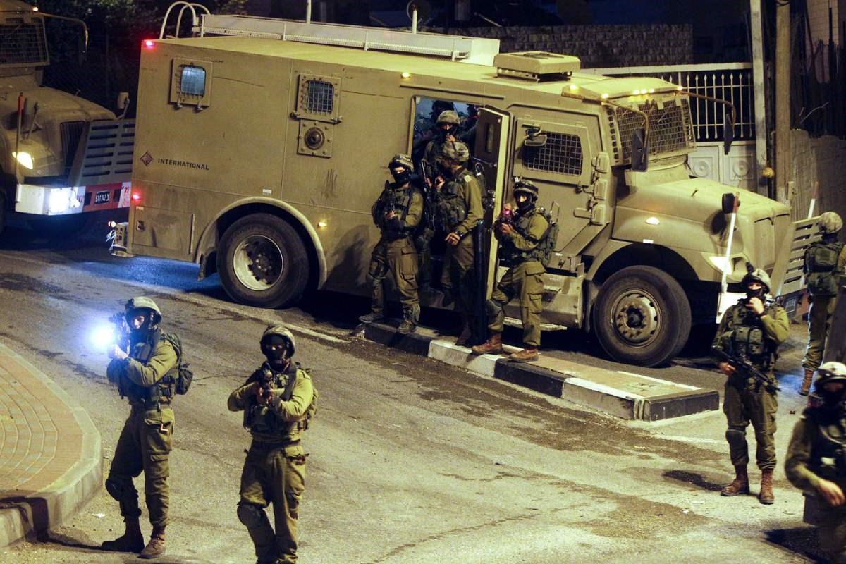 حملة اعتقالات ودهم وتفتيش تقوم بها قوات الاحتلال في الضفة
