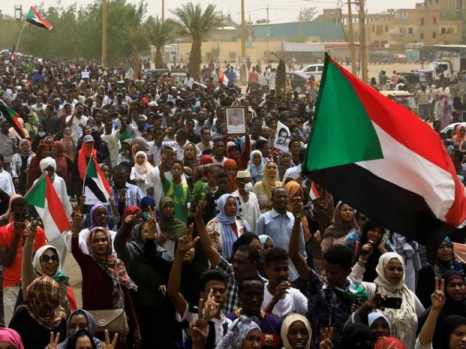 مقتل شخصين في تظاهرات حاشدة منددة بالانقلاب في السودان