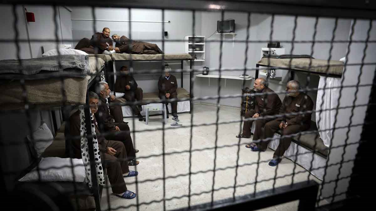 الصليب الأحمر: أسيران فلسطينيان مضربان عن الطعام في وضع خطير للغاية