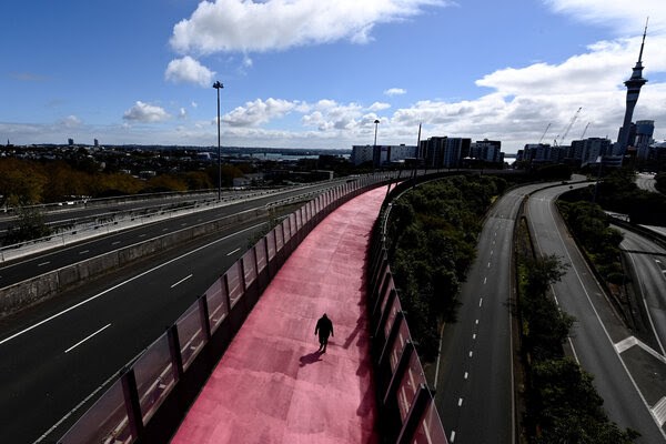 طريق سريع خالٍ في مدينة أوكلاند بنيوزيلندا.