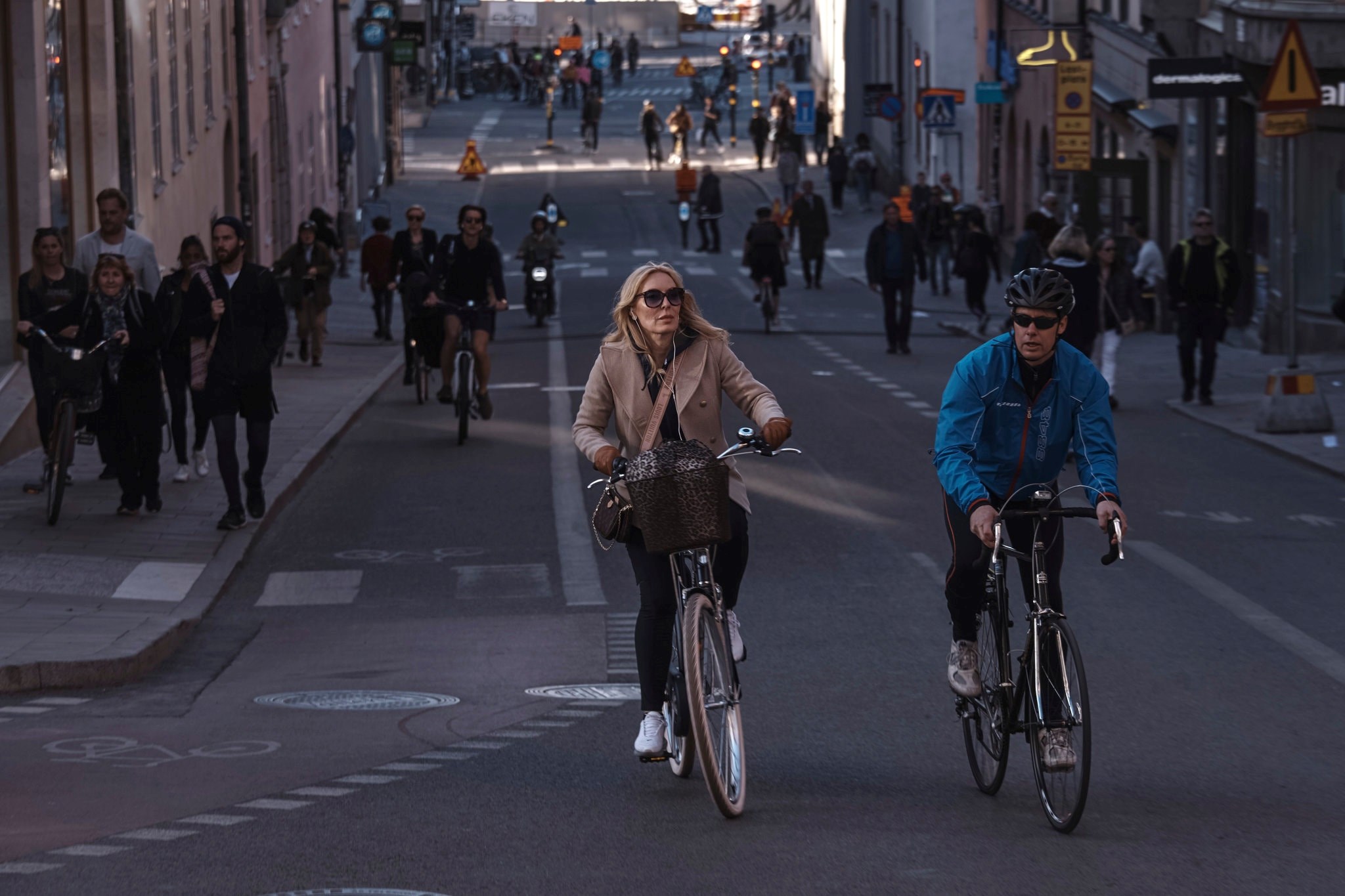 ظلت الحياة شبه طبيعية في السويد.