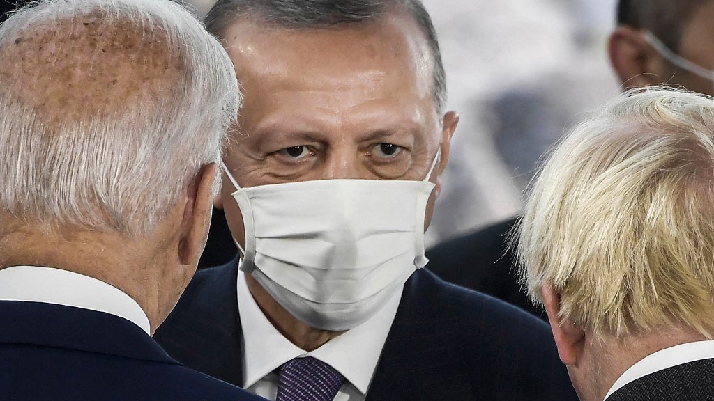 إردوغان يتحدث مع بايدن خلال قمة قادة مجموعة العشرين في روما 30 تشرين الأول / أكتوبر 2021 (أ ف ب).