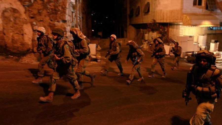 حملة دهم واعتقالات طالت عدداً من الفلسطينيين بمناطق متفرقة بالضفة الغربية والقدس المحتلة