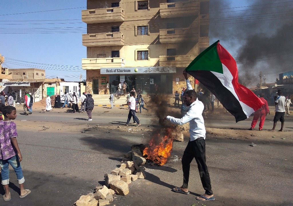  قتل نحو 15 متظاهراً خلال اشتباكاتٍ وقعت بين عددٍ من المتظاهرين  وقوات الأمن السودانية