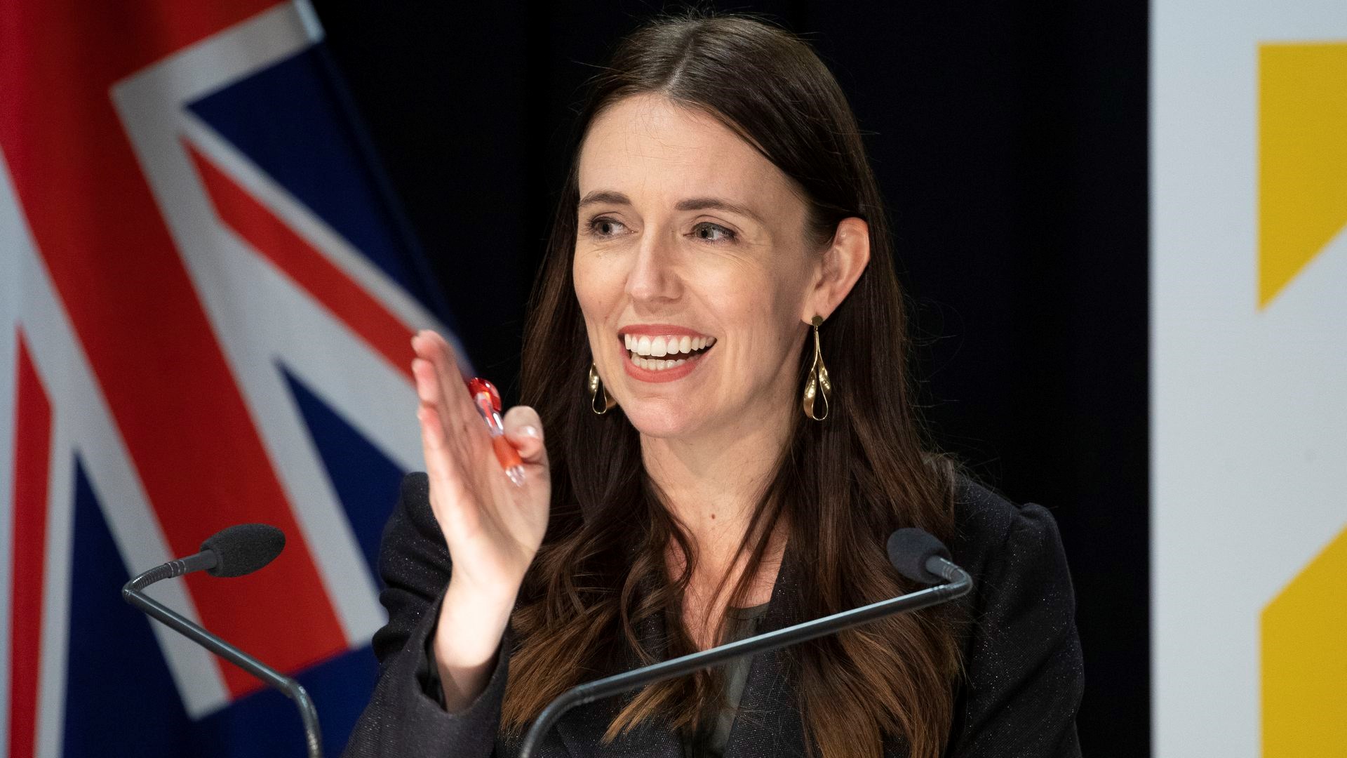 رئيسة وزراء نيوزيلندا جاسيندا أرديرن تتحدث أمام البرلمان.