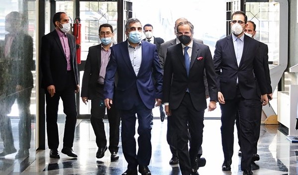 لحظة استقبال مدير منظمة الطاقة الذرية الإيرانية محمد إسلامي لمدير الوكالة الدولية للطاقة الذرية رافاييل غروسي(فارس)