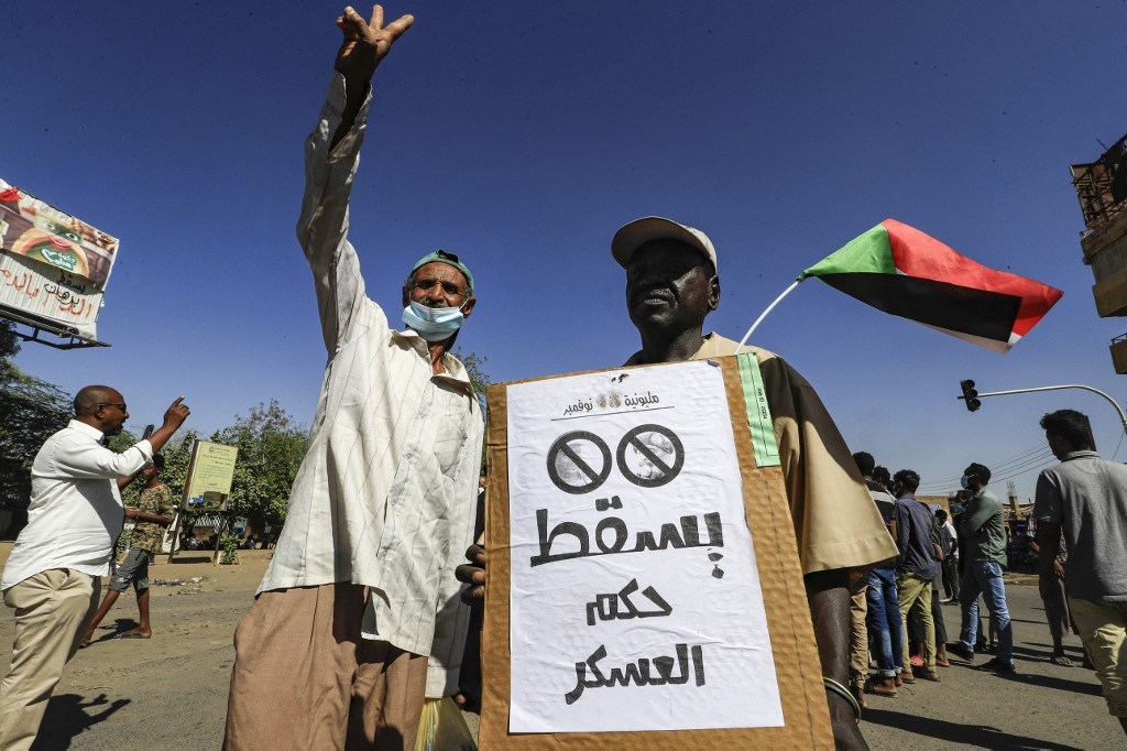محتجون سودانيون يشاركون في مظاهرة ضد 