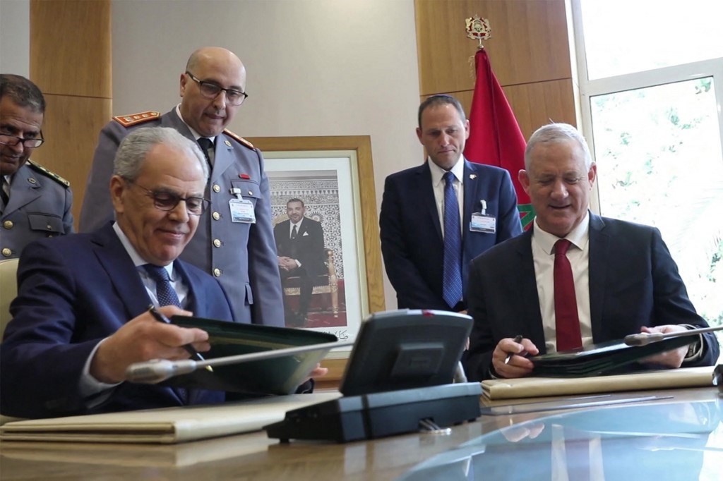 بني غانتس وقّع الاتفاق ونظيره المغربي عبد اللطيف لوداي على مذكرة تفاهم أمني (أ ف ب)