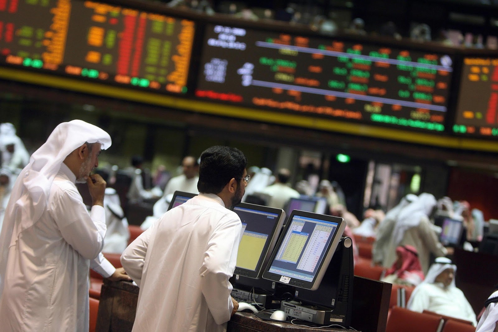 هبط مؤشر البورصة السعودية 4.4% متأثراً بانخفاض سهم مصرف الراجحي (صورة أرشيفية).