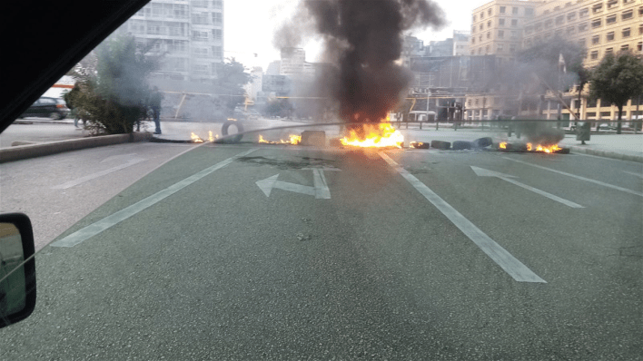لبنان: محتجون يعودون لإغلاق الطرقات وسط بيروت