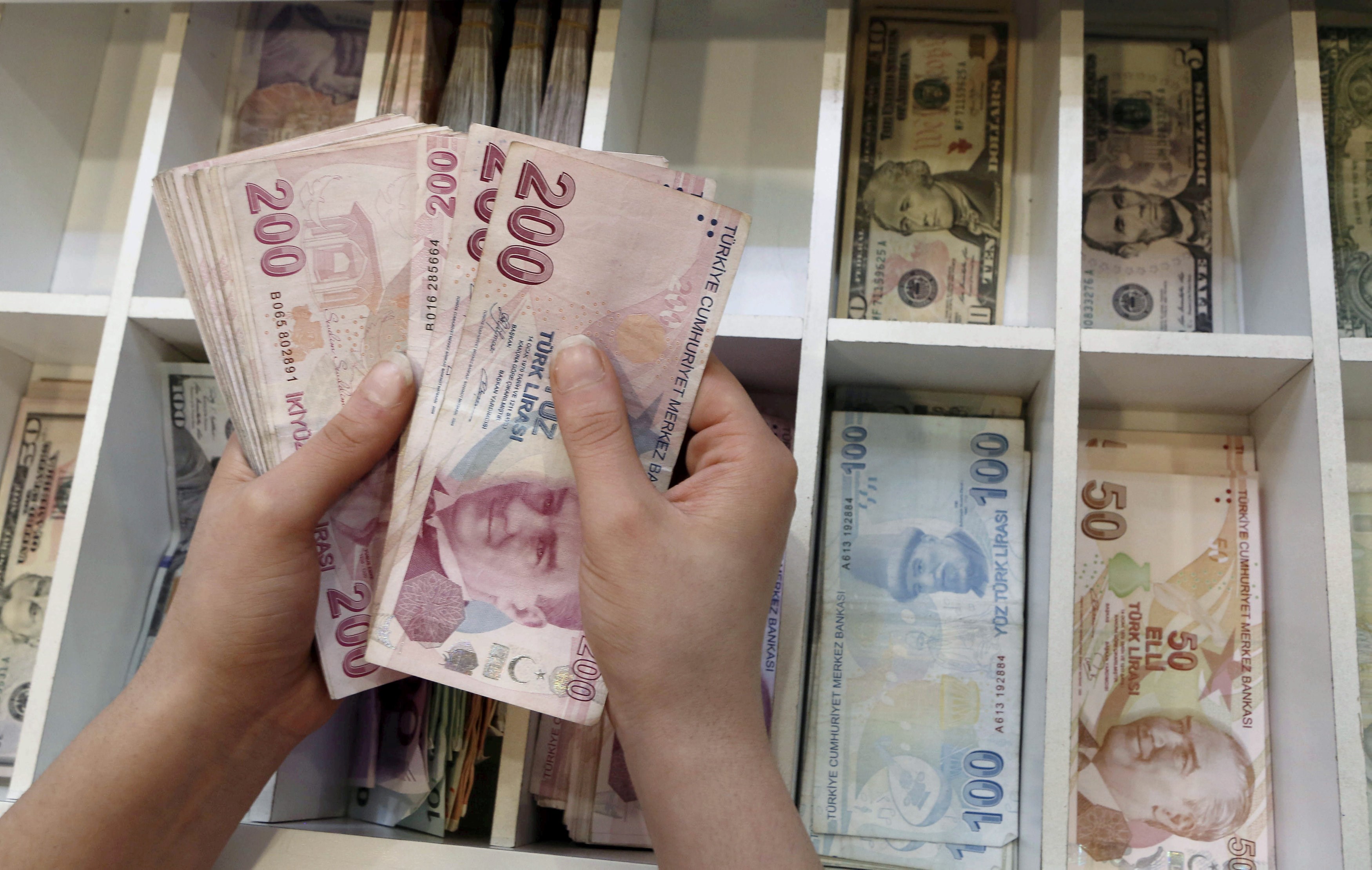 الليرة التركية تنخفض 4% مقتربة من مستويات متدنية قياسية