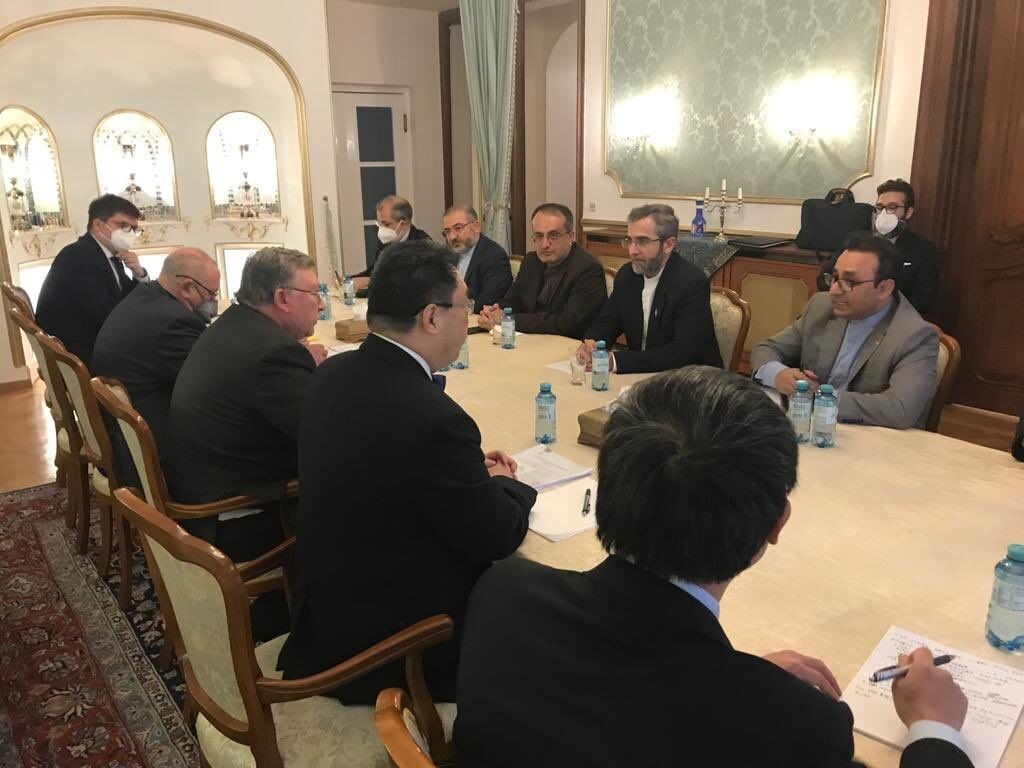 فريق التفاوض الإيراني مع رؤساء فريقي التفاوض الروسي والصيني في فيينا أمس