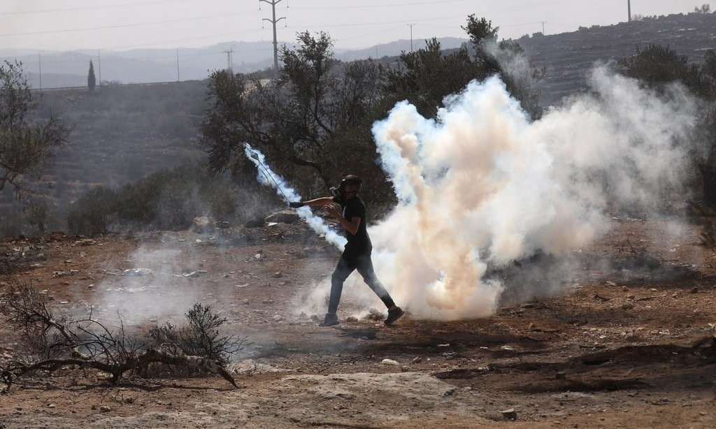 مواجهات الشباب الفلسطيني مع قوات الاحتلال في بيتا جنوب نابلس يوم أمس 