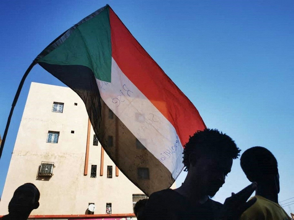 شبان سودانيون أثناء احتجاجهم في شوارع العاصمة الخرطوم 4 تشرين الثاني / نوفمبر 2021 (أ ف ب).