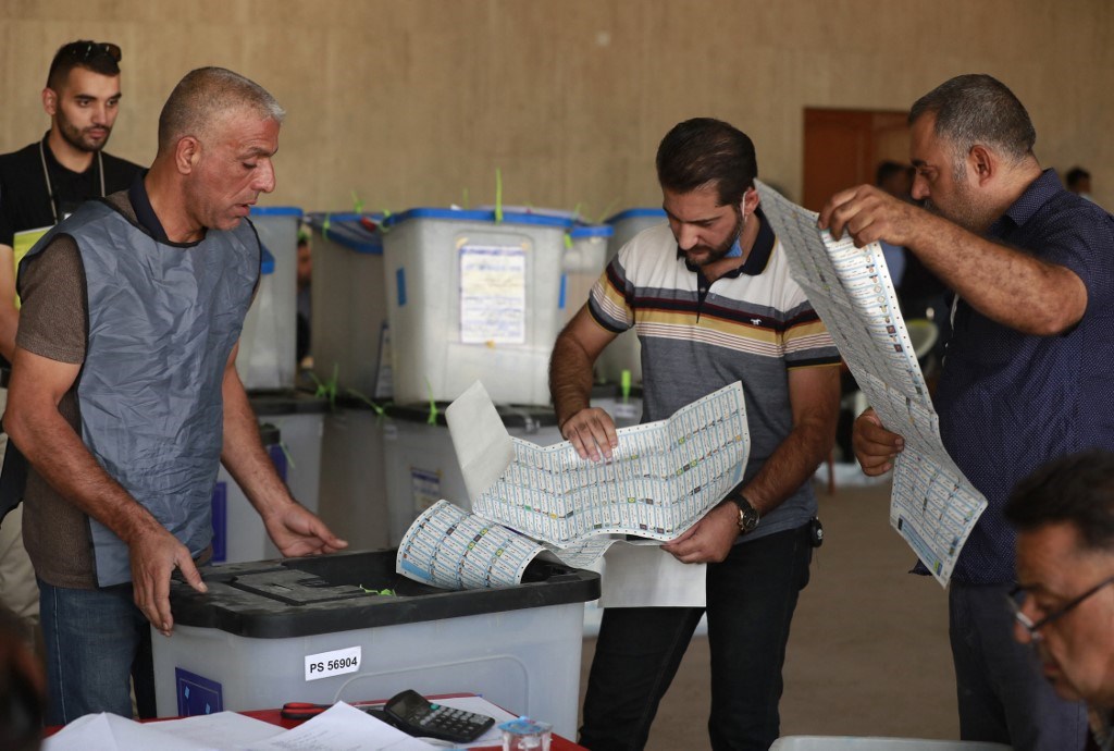 موظفو المفوضية العليا المستقلة للانتخابات في العراق يجرون إعادة فرز يدوية للأصوات في بغداد (أ ف ب).