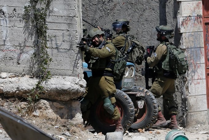 قوات الاحتلال تقتحم منطقة عين منجد في مدينة رام الله وتعتدي على الفلسطينيين