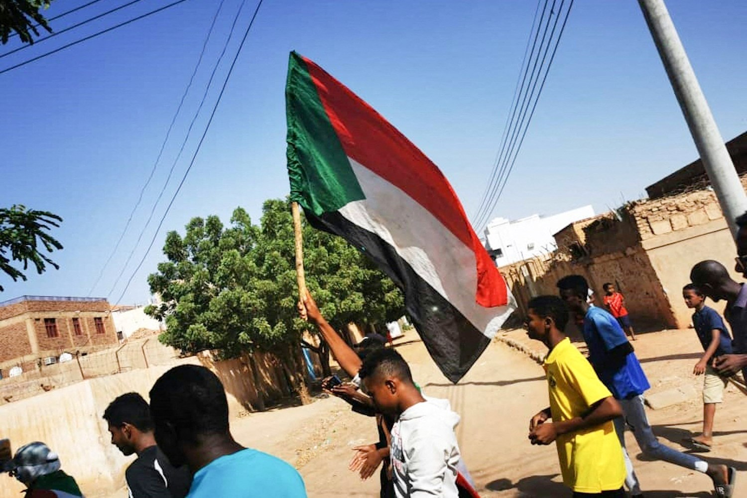 شباب سودانيون يحتجون في العاصمة الخرطوم.