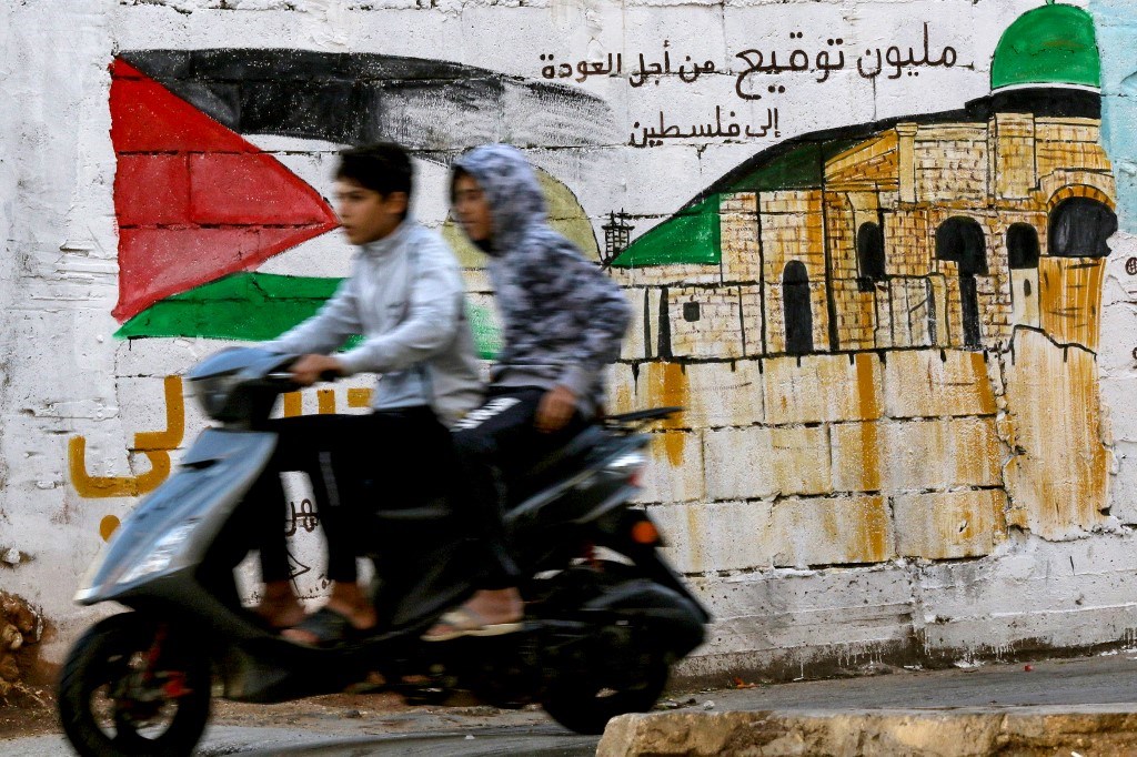 جدارية تظهر العلم الفلسطيني داخل مخيم البرج الشمالي في مدينة صور جنوب لبنان 11 كانون الأول / ديسمبر 2021 (أ ف ب).