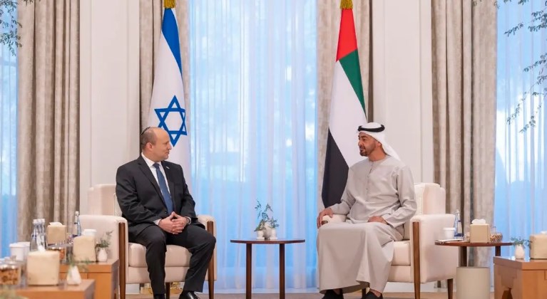  ولي عهد أبو ظبي محمد بن زايد آل نهيان خلال لقائه برئيس وزراء الاحتلال الإسرائيلي نفتالي بينيت 