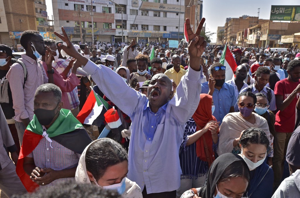 الخرطوم وولايات سودانية عديدة تشهد تظاهرات رافضة للانقلاب العسكري (أف ب)