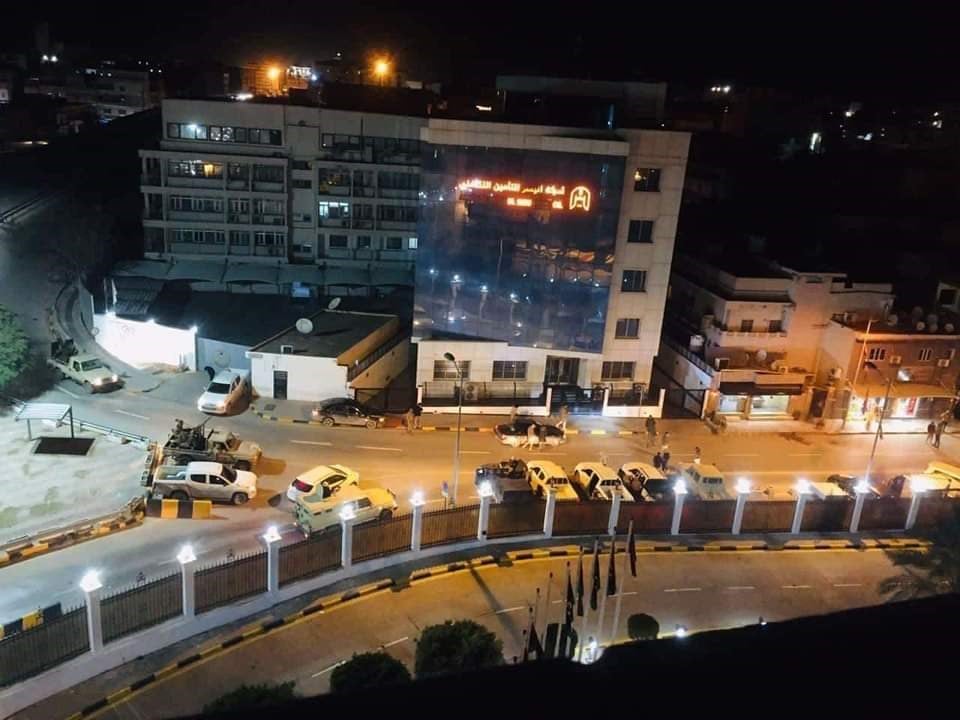 صورة تناقلها ناشطون قالوا إنها لقوات تحاصر مبنى رئاسة الوزراء الليبية في طرابلس