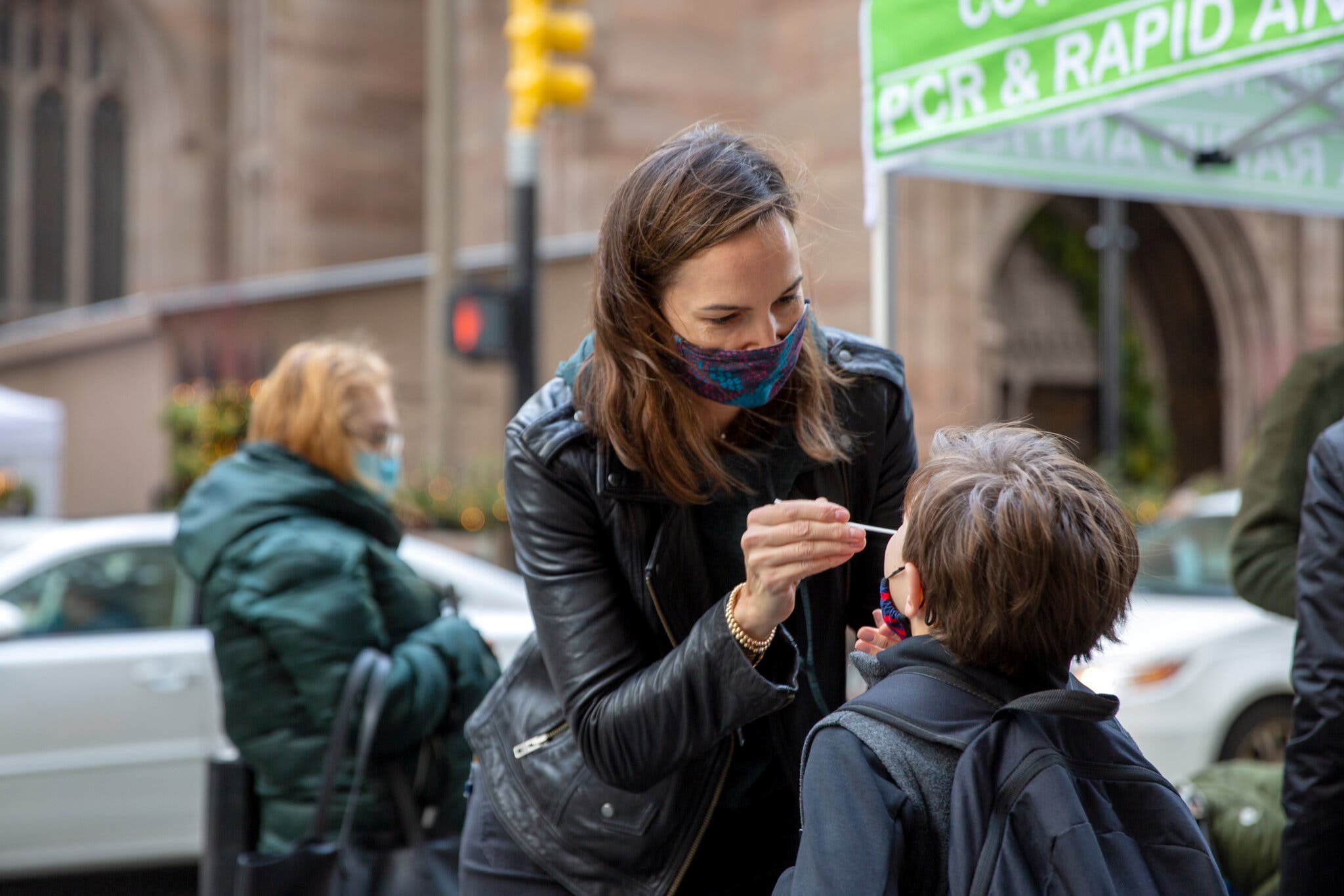 معلّمة تجري اختبار لفيروس كورونا لتلميذ في مدرسة أميركية.