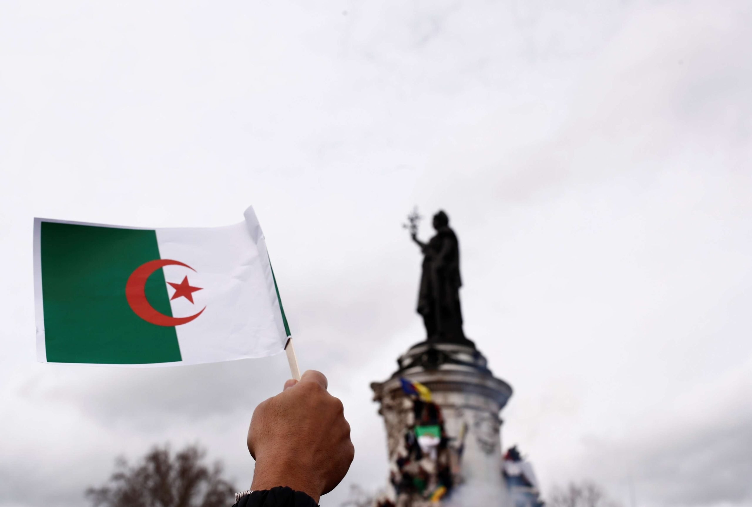 فرنسا: تخريب رسماً جدارياً يكرم ضحايا مذبحة جزائرية