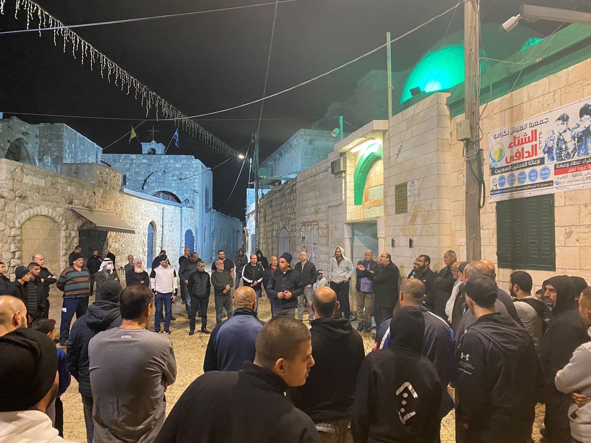 أهالي اللد يحتشدون أمام المسجد الكبير لحمايته من المستوطنين