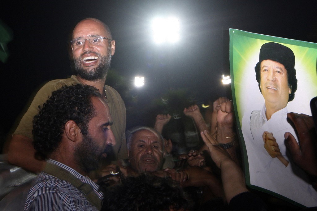 نجل الزعيم الليبي معمر القذافي، سيف الإسلام، محاطاً بمؤيدين في طرابلس عام 2011 (أ ف ب).