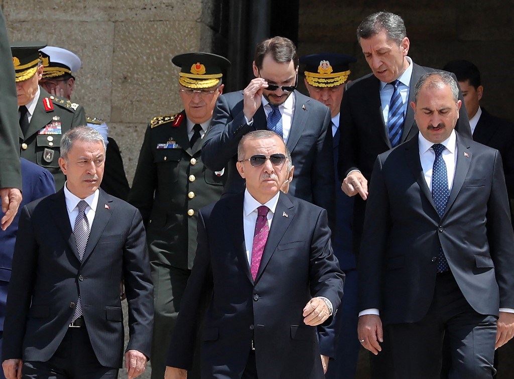 إردوغان مع وزير المالية التركي السابق بيرات البيرق في أنقرة (أ ف ب).