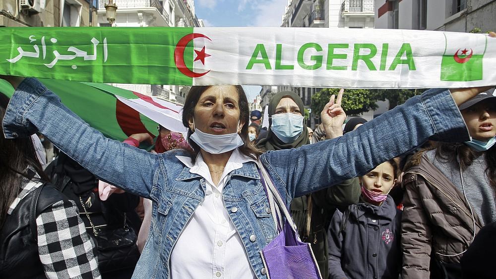 يرفض نشطاء الحراك المشاركة في الانتخابات التشريعية مطالبين برحيل 