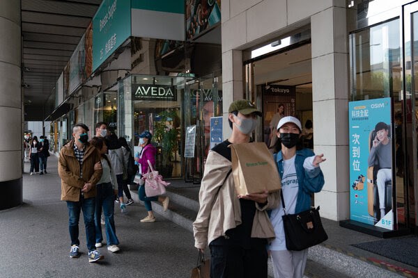 متسوقون في شارع في مدينة تايبه.