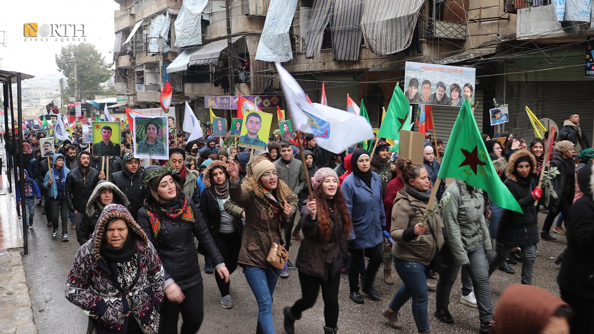 نساء كرديات في مسيرة في حلب احتجاجاً على الغزو التركي لعفرين.