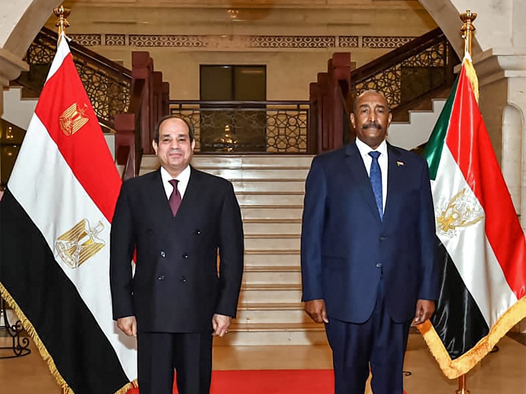 البرهان: زيارة الرئيس المصري للبلاد تمثل دعماً حقيقياً للسودان (أ ف ب)