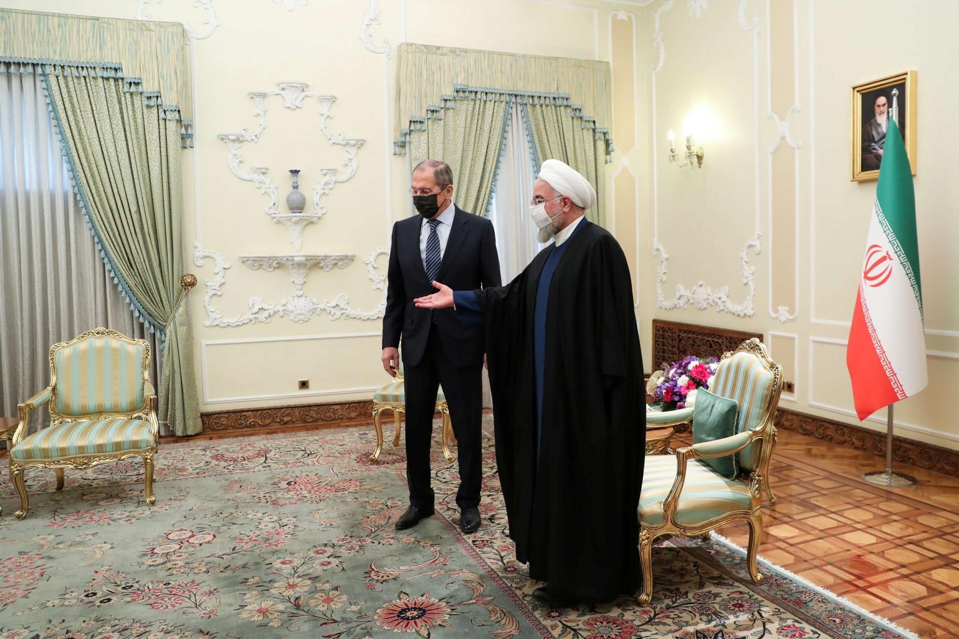 روحاني للافروف: إيران تؤكد على تطوير وتعميق العلاقات الاقتصادية الإيرانية الروسية إلى جانب العلاقات السياسية