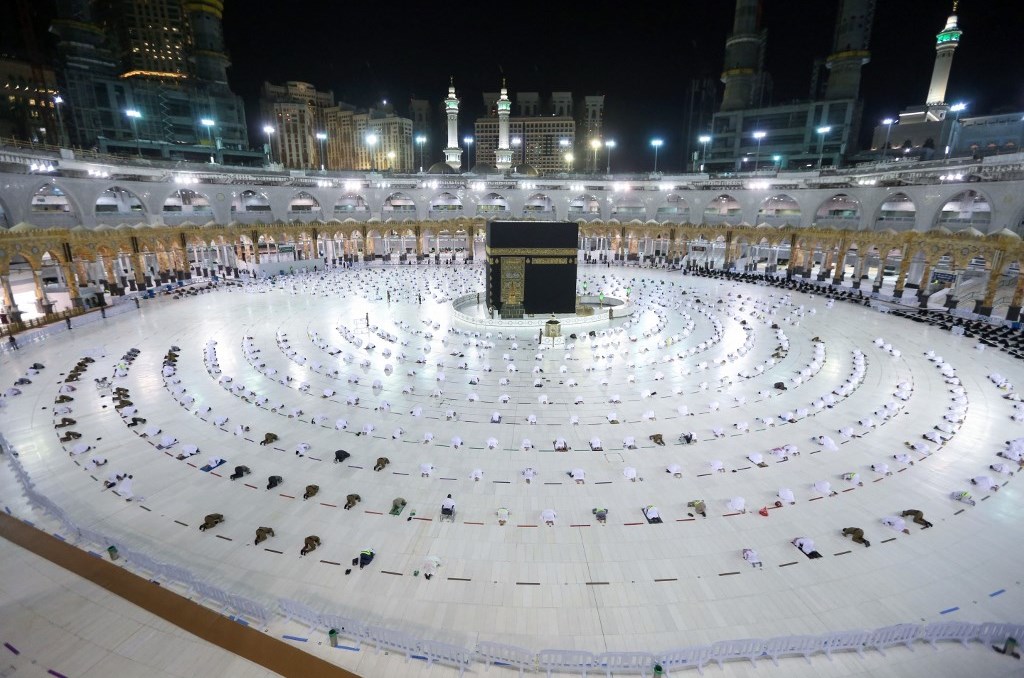أداء مناسك العمرة في أول يوم من أيام شهر رمضان (أ ف ب)