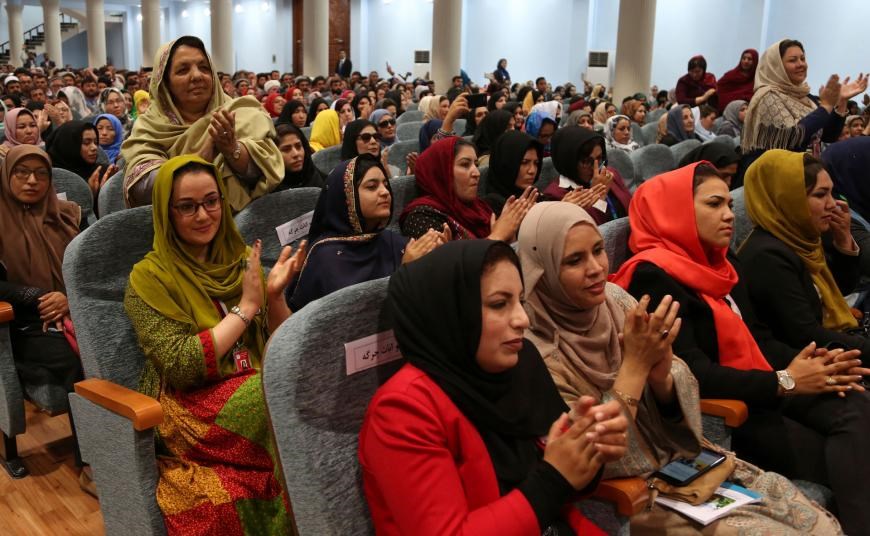 مندوبات أفغانيات خلال حضور اجتماع 