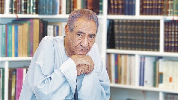 عن علاقته بالسلطة.. هل كان الأبنودي 