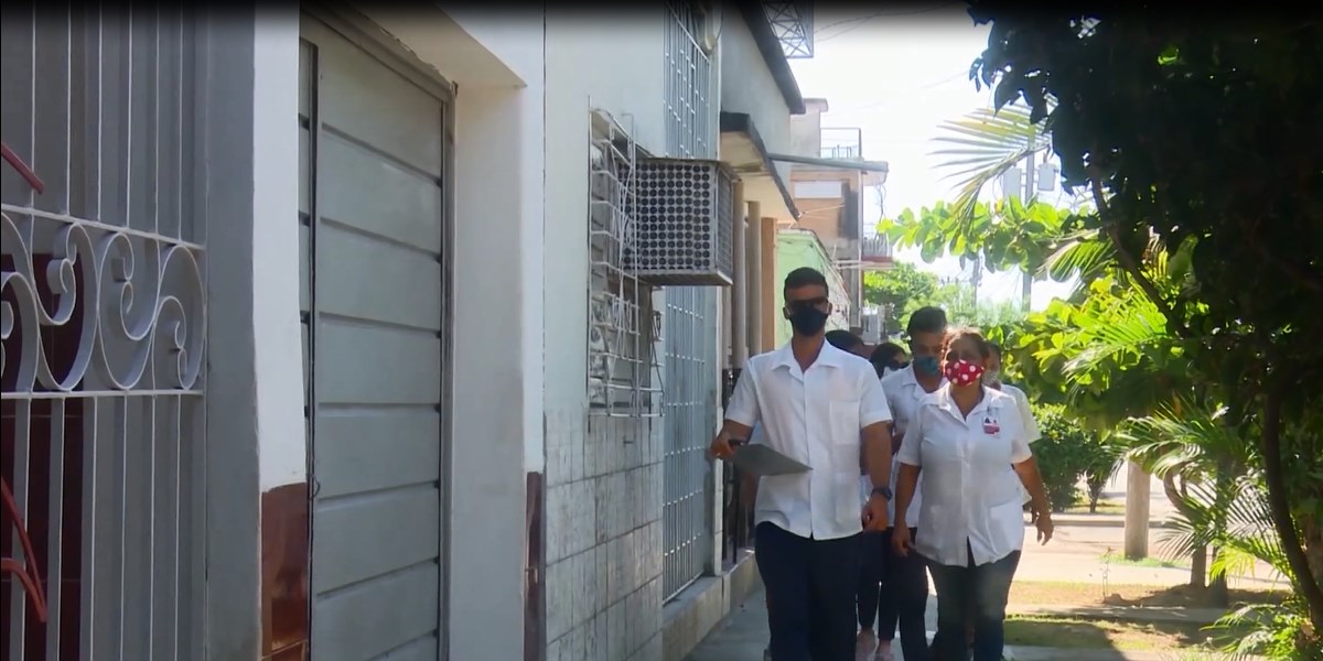 كورونا تحول الشرفات والشوارع إلى قاعات جديدة لطلاب الطب في كوبا