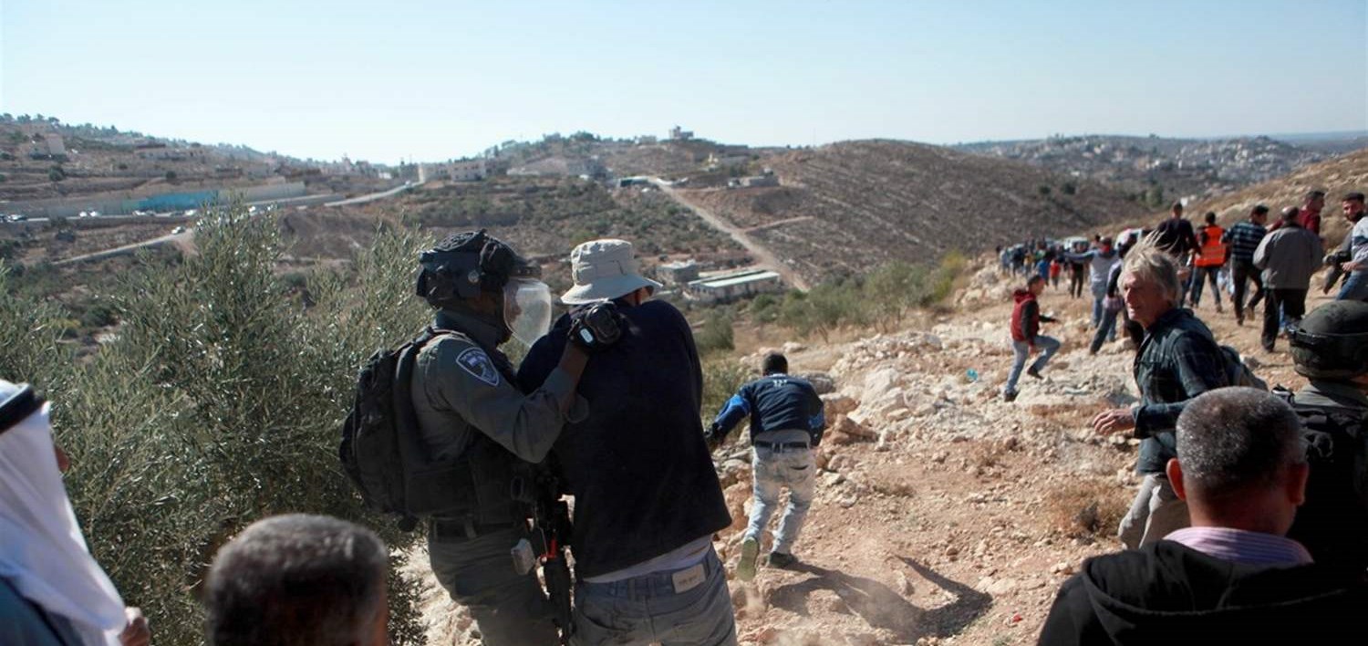 صورة لمستوطنين إسرائيليين يعتدون على فلسطينيين