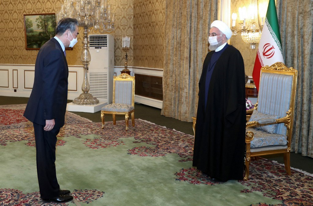 روحان يستقبل وزير الخارجية الصيني وانغ يي في القصر الرئاسي بالعاصمة طهران 27 آذار 2021 (أ ف ب).
