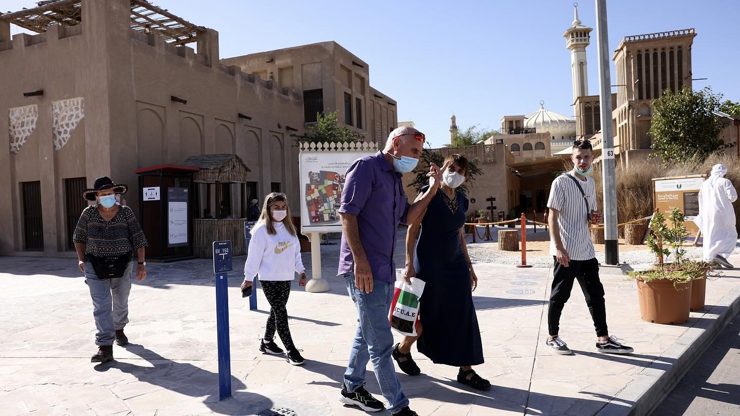 إسرائيليون يزورون حي الفهيدي التاريخي في دبي (أ ف ب)