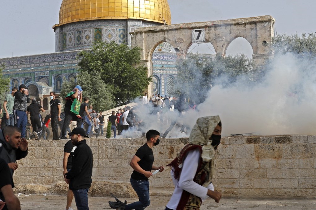 شرطة الاحتلال ترمي قنابل الغاز المسيلة للدموع على الفلسطينيين أمام المسجد الأقصى (أ ف ب)
