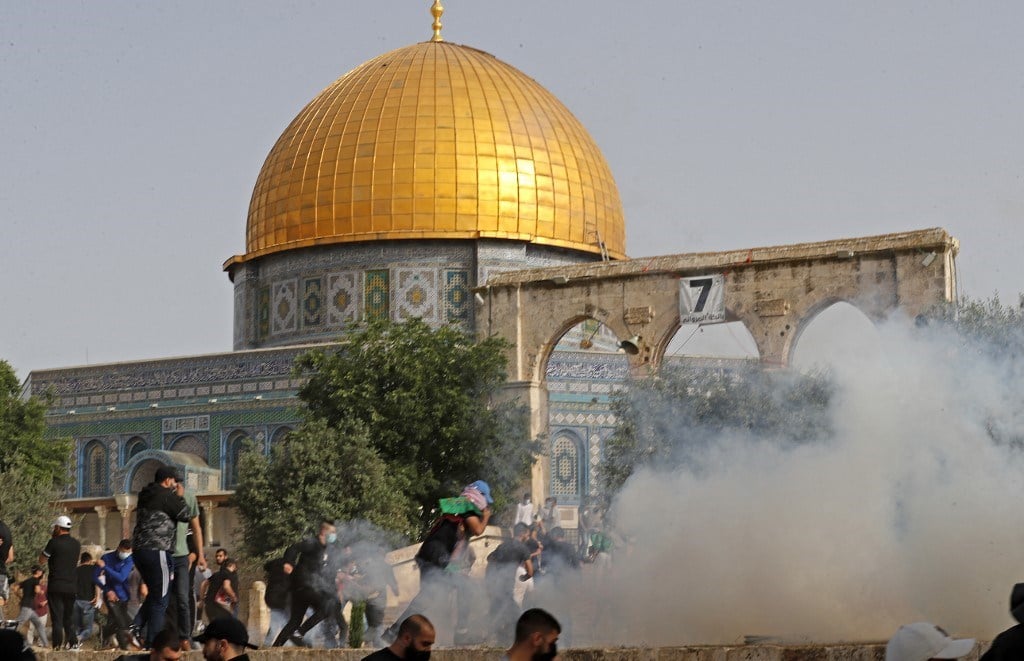 الفلسطينيون يواجهون اعتداءات الاحتلال في المسجد الأقصى (أ ف ب)